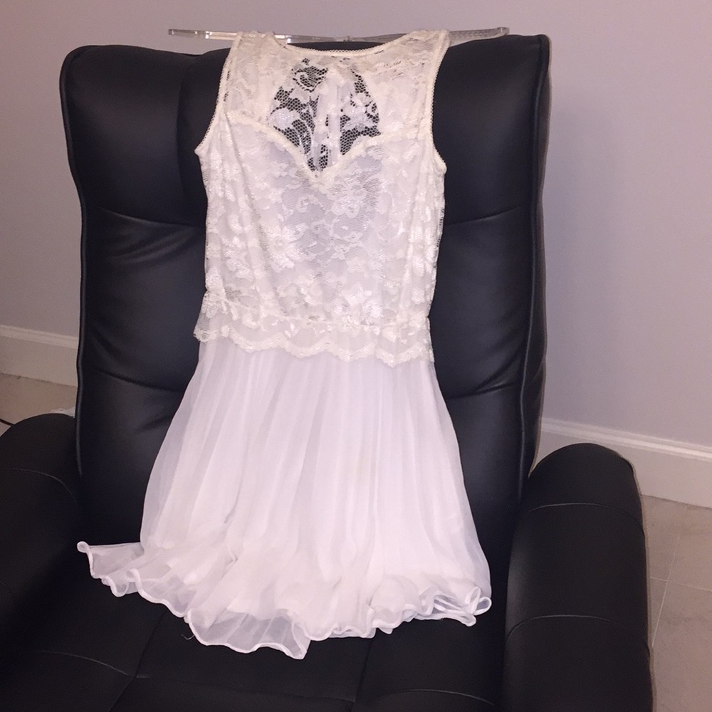 Short lace white dress with open back